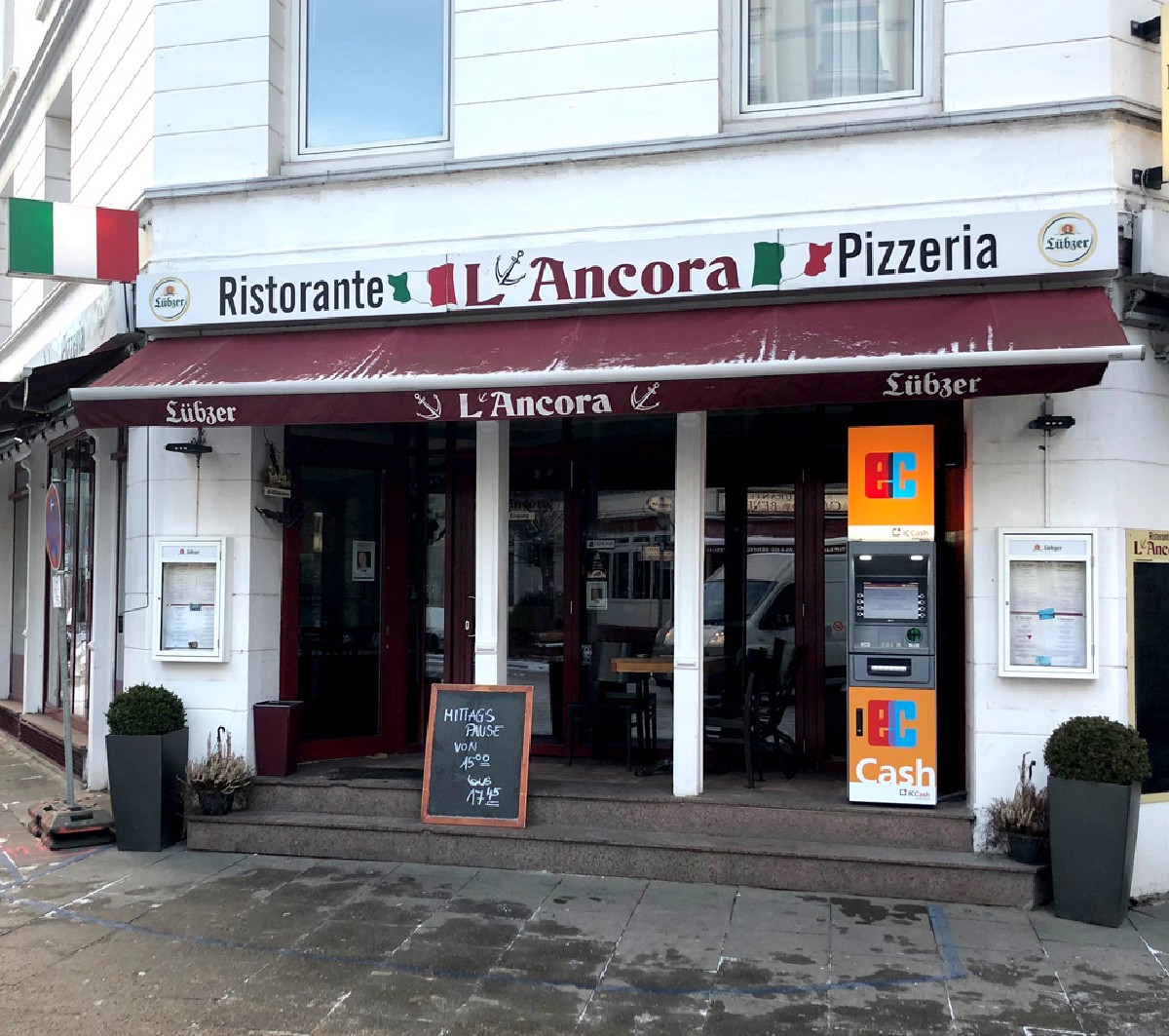 Geldautomat vor einem Restaurant