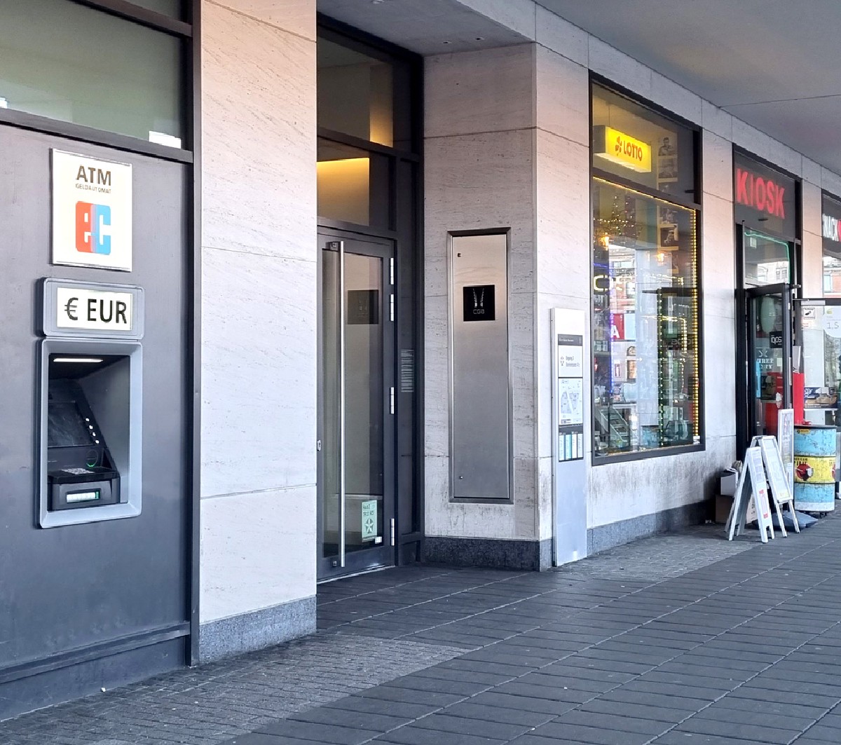 In eine Geschäftsfassade integrierter Geldautomat