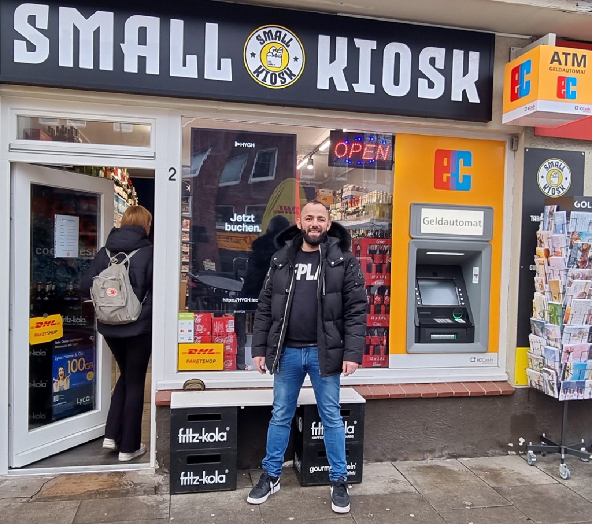 Geldautomat im Schaufenster eines Kiosks