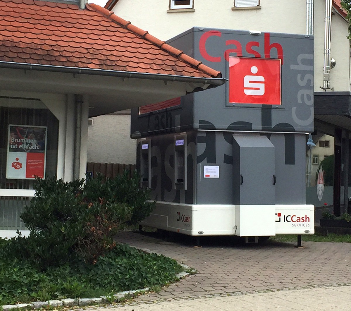 Cash Mobil vor einer Bankfiliale