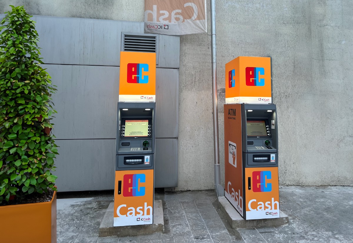 Zwei mobile Geldautomaten an einem begrünten Standort