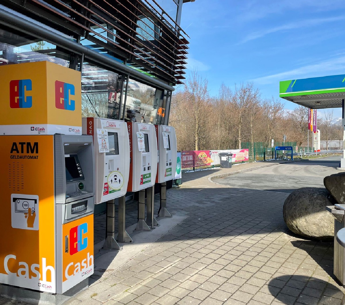 Mehrere Geldautomaten an einer Tankstelle