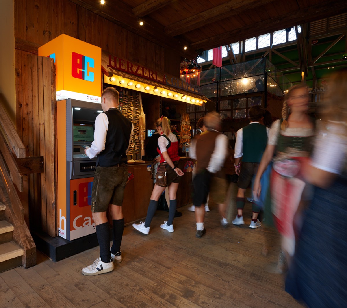 Geldautomat im Eingangsbereich eines Festzelts