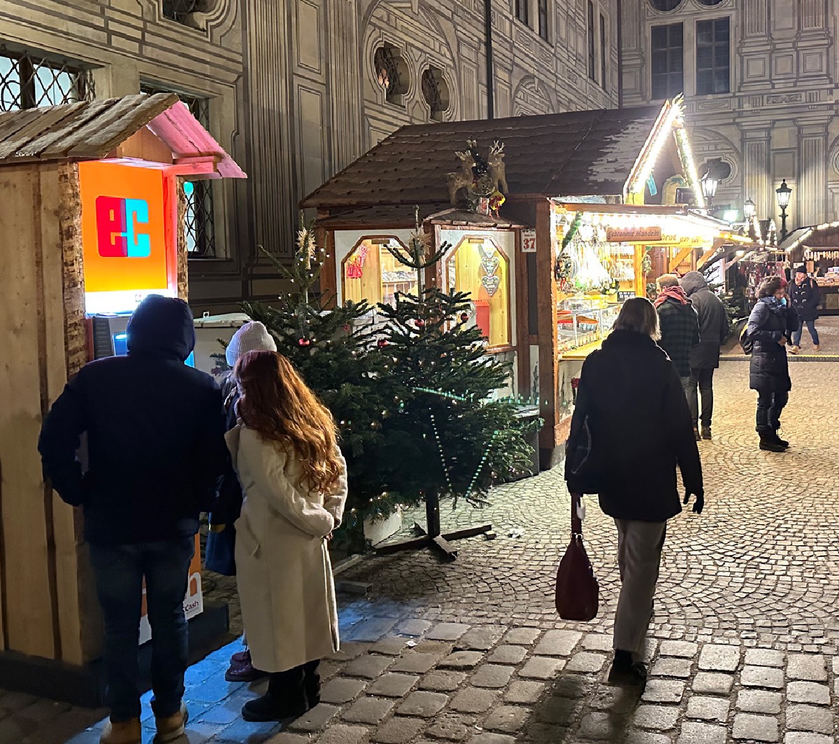Geldautomat auf einem Weihnachtsmarkt