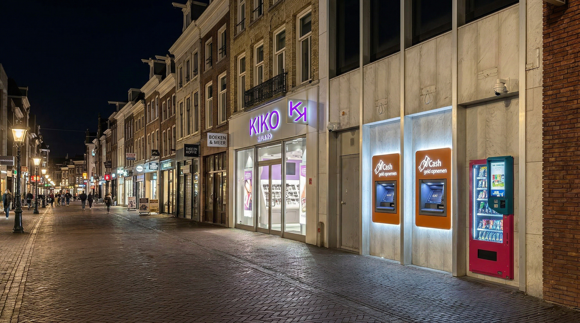 Twee In2Retail geldautomaten aan een winkelstraat in Nederland