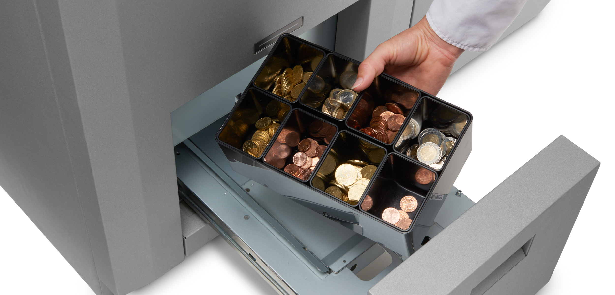 Bargeld wird in einen intelligenten Einzahltresor eingelegt