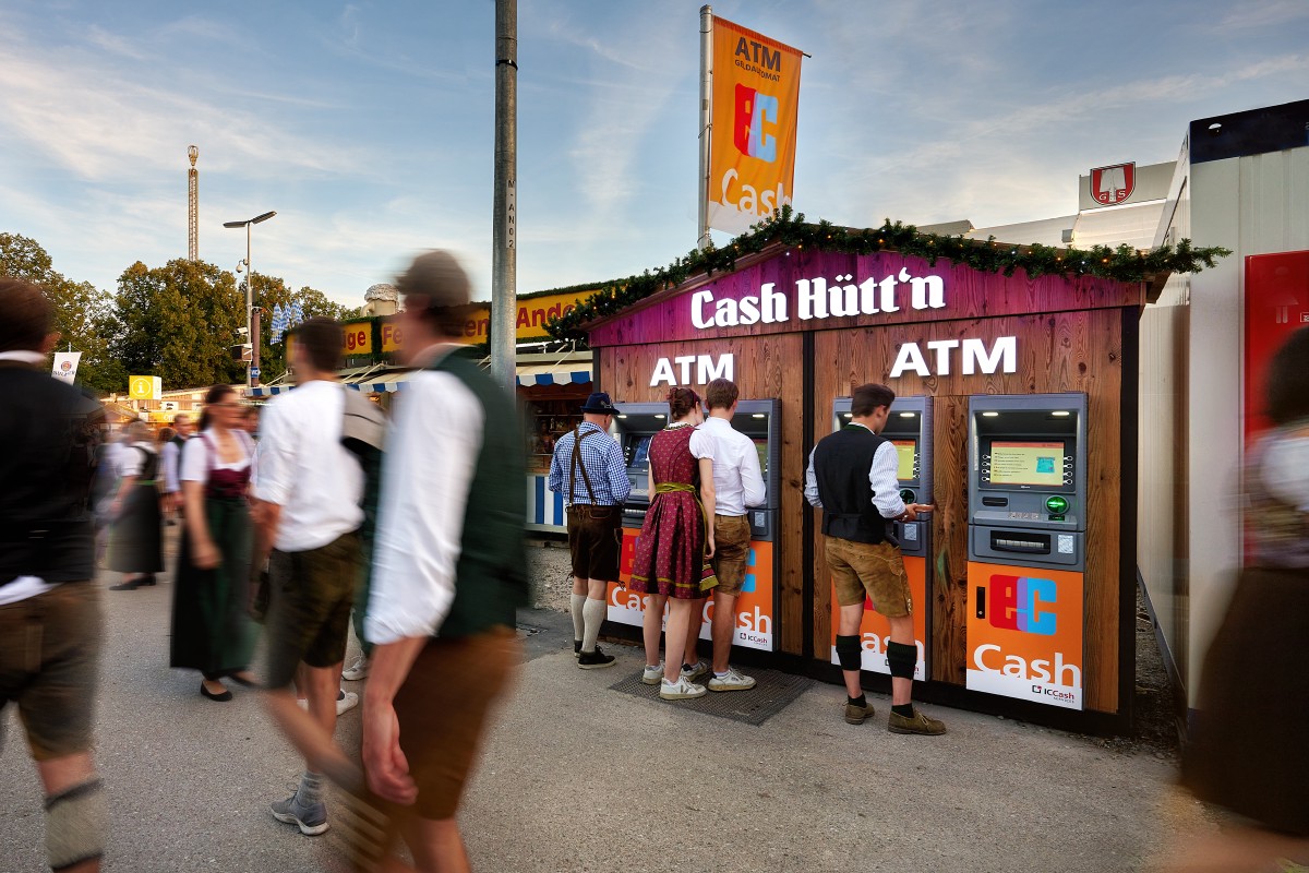 Cash Hüttn mit Geldautomaten auf einem Volksfest