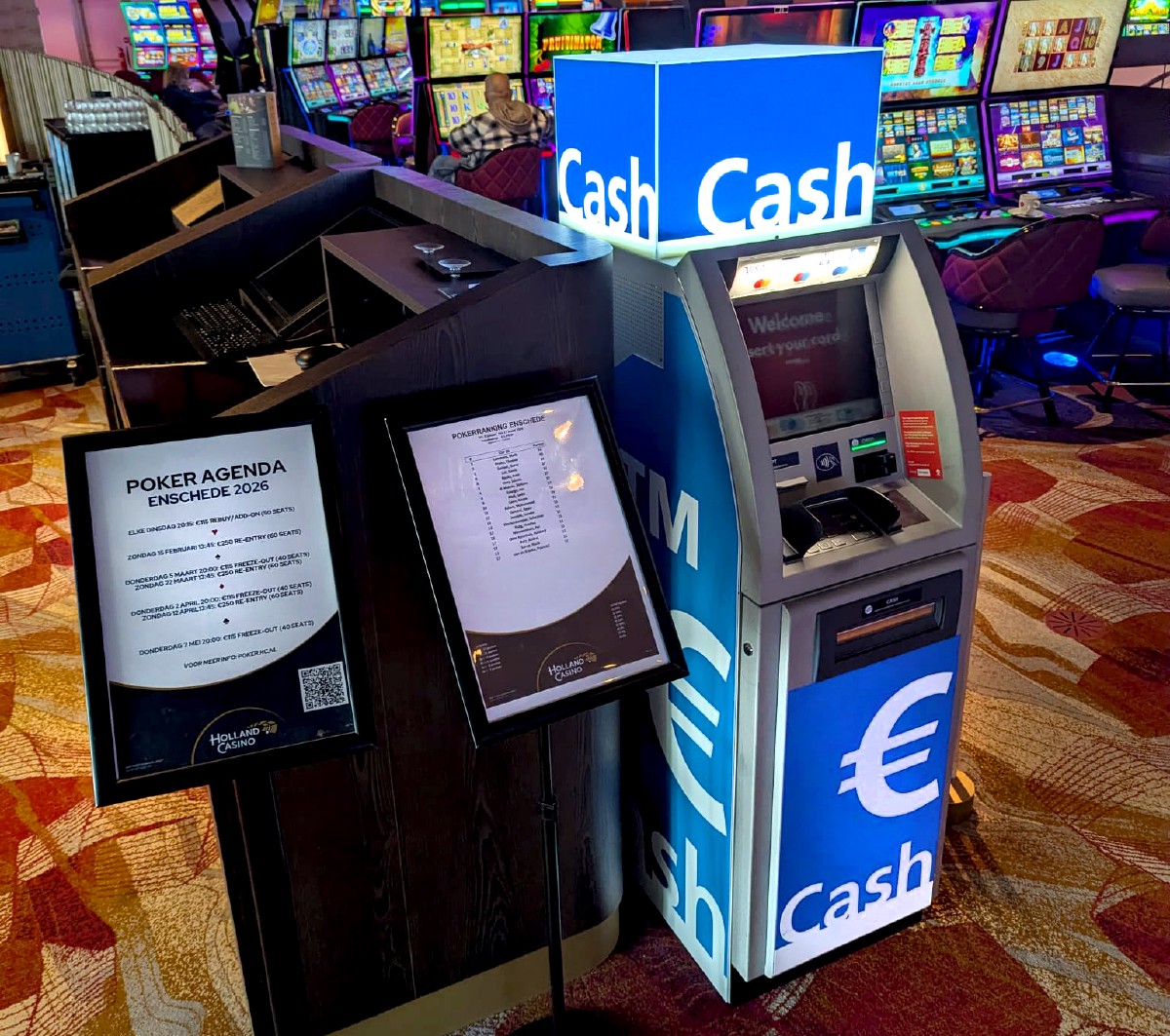 Geldautomat neben der Poker-Anmeldung in einem Casino