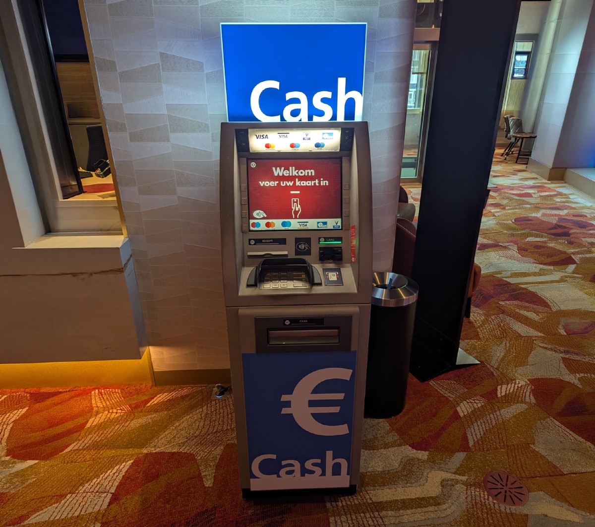 Geldautomat im Innenbereich eines Casinos