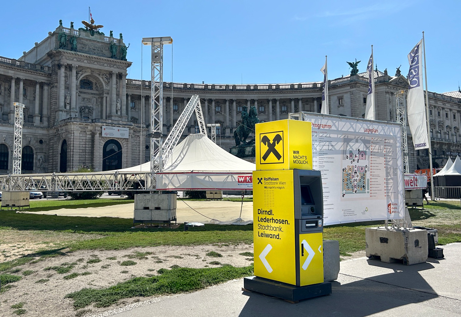 Raiffeisen-Geldautomat vor der Hofburg am Wiener Heldenplatz